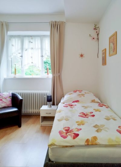 blumenzimmer-bett-hochformat